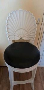 Houten kruk met lederen zitting en schelpvormige rug, Huis en Inrichting, Barkrukken, Ophalen, Gebruikt, 60 tot 90 cm, 1 kruk