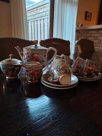 Kleurrijk thee servies  beschikbaar voor biedingen