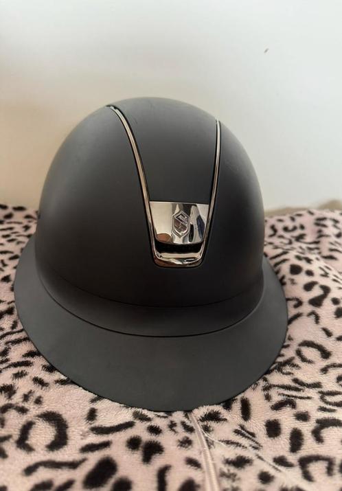 Mooie zwarte Miss Shield cap van Samhield, Dieren en Toebehoren, Paardrijkleding, Zo goed als nieuw, Cap, Dressuur, Ophalen of Verzenden