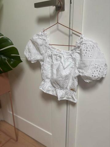 Guess top wit open werkje maat 134 beschikbaar voor biedingen