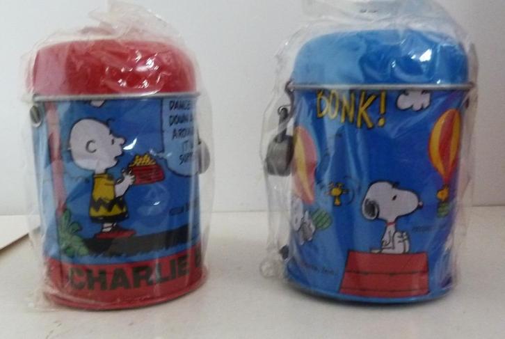 2 blikken spaarpotten Snoopy Charlie Brown Regal 1996, Verzamelen, Stripfiguren, Nieuw, Beeldje of Figuurtje, Snoopy, Verzenden