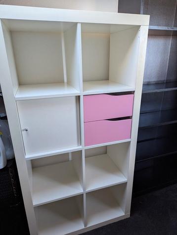 Ikea Kallax Kast 8 vakken met 2 roze laatjes en 1 kastje beschikbaar voor biedingen