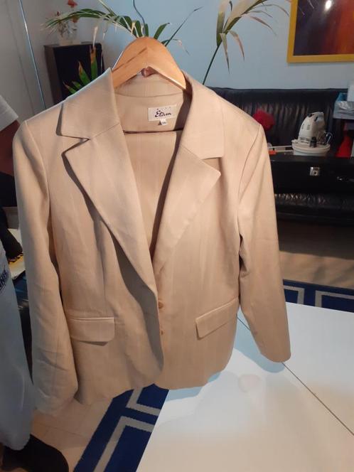 Dameskostuum, Kleding | Dames, Jasjes, Kostuums en Pakken, Gedragen, Kostuum of Pak, Maat 38/40 (M), Beige, Ophalen of Verzenden