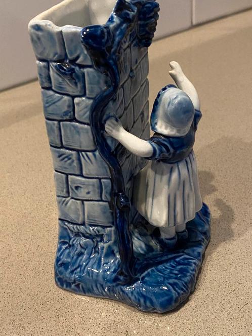 Delft, schouwvaas, meisje, druivelaar, ca 14 cm wit blauw, Antiek en Kunst, Antiek | Porselein, Ophalen of Verzenden