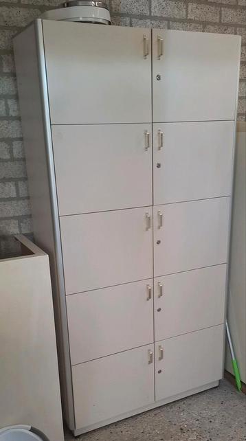 Twee nette opbergkasten met deurtjes - kleur wit beschikbaar voor biedingen