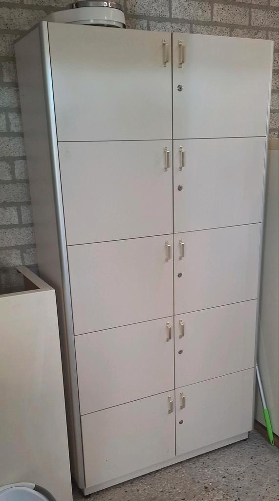 Twee nette opbergkasten met deurtjes - kleur wit, Huis en Inrichting, Kasten | Stellingkasten, Zo goed als nieuw, Ophalen