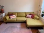 Karakteristieke mosterd gele hoekbank, Huis en Inrichting, Banken | Bankstellen, Ophalen, Hout, 250 tot 300 cm, Gebruikt