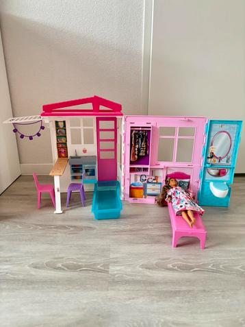 Barbie poppenhuis met barbie beschikbaar voor biedingen