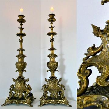 2 Unieke grote bronzen kandelaars met onderop 2 vissen beschikbaar voor biedingen
