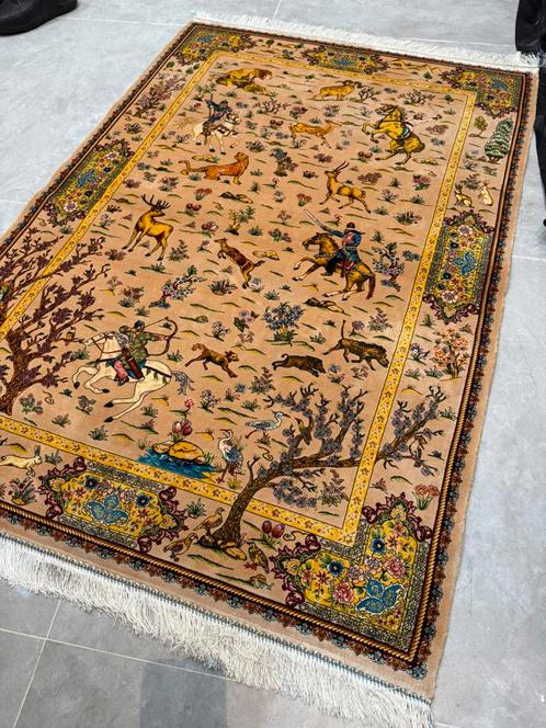 Perzisch-Iraans zijden tapijt – jachtmotief, geel, Huis en Inrichting, Stoffering | Tapijten en Kleden, Nieuw, 200 cm of meer
