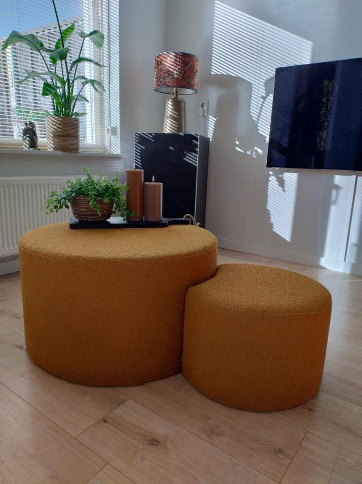 Riverdale boucle poef/ bijzettafels 'Didi'' kleur oker nieuw, Huis en Inrichting, Banken | Voetenbanken en Poefen, Nieuw, 50 tot 75 cm