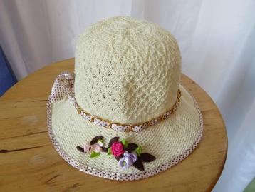 creme kinderhoedje 53 cm bloemetjes en strik stippeltjes beschikbaar voor biedingen