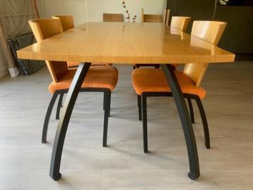Eettafel met 4 bijbehorende stoelen, design beschikbaar voor biedingen