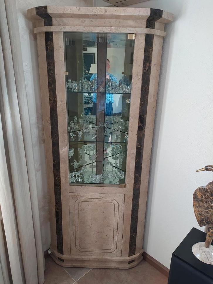 Prachtig natuurstenen hoek vitrinekast van Manhattan Style, Huis en Inrichting, Kasten | Vitrinekasten, Zo goed als nieuw, 150 tot 200 cm