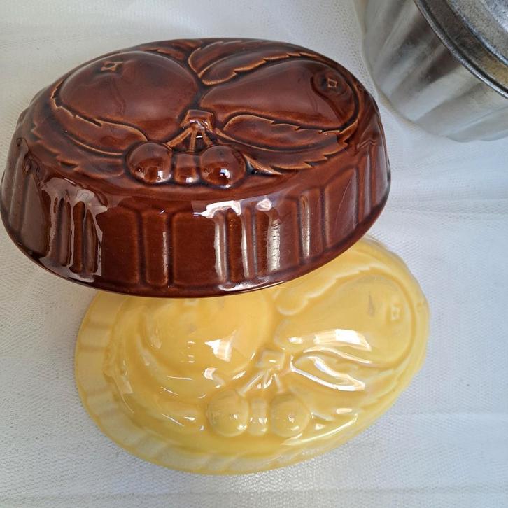 2 Aardewerk Puddingvormen GEEL en BRUIN, Antiek en Kunst, Antiek | Servies los, Ophalen of Verzenden