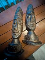 uit hout gesneden Afrikaanse maskers, Ophalen