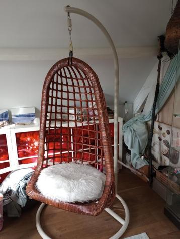 Rottan hangstoel met standaard rotan  beschikbaar voor biedingen