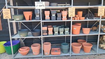 Diverse bloempotten en bakken -50% beschikbaar voor biedingen