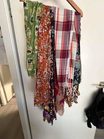 Diverse sjaaltjes beschikbaar voor biedingen