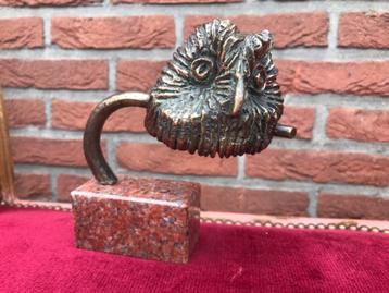 bijzonder bronzen beeldje, uil op een tak beschikbaar voor biedingen