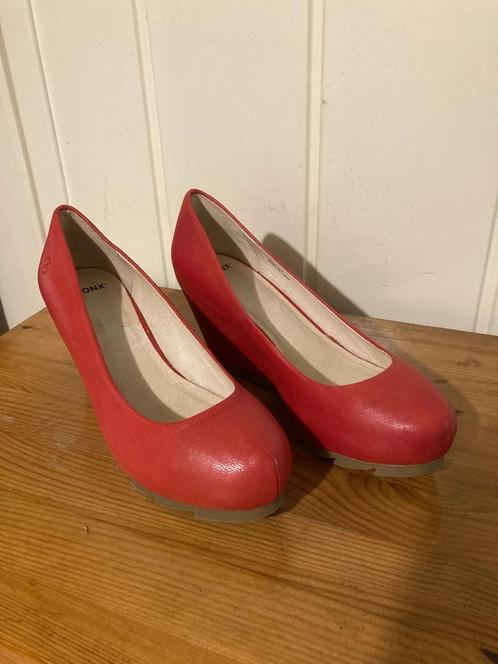 Aparte rode leren pumps met sleehak van Bronx, maat 39, Kleding | Dames, Schoenen, Zo goed als nieuw, Pumps, Rood, Verzenden