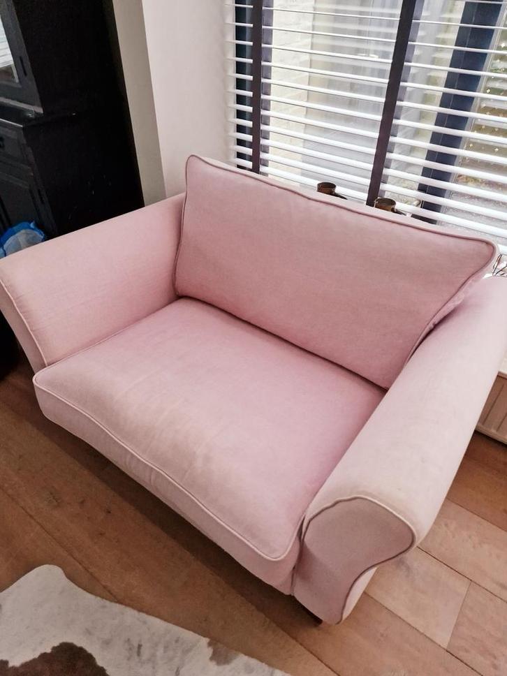 Leuke oudroze love seat, Huis en Inrichting, Fauteuils, Gebruikt, Stof, 100 tot 125 cm, 75 tot 100 cm, Ophalen