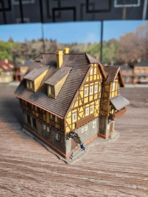 Vakwerkhuis Duits Gasthof N spoor trein 1:160, Hobby en Vrije tijd, Modeltreinen | N-Spoor, Gebruikt, Brug, Tunnel of Gebouw, Gelijkstroom of Wisselstroom