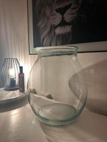 Ronde vaas beschikbaar voor biedingen