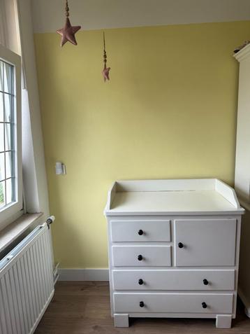 Antieke commode kast – wit, met lades en uitschuifbladen beschikbaar voor biedingen