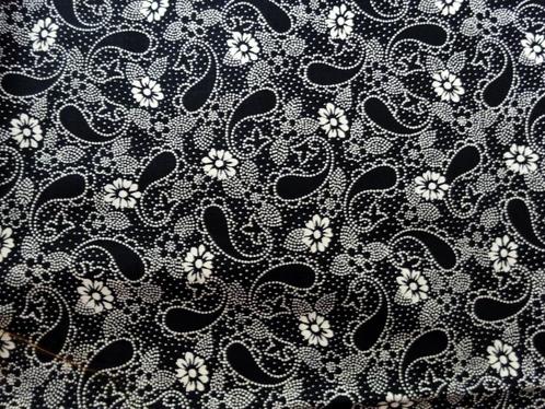 Zwart katoenen lapje wit floral/bloemig +/- 85 x 100 cm, Hobby en Vrije tijd, Stoffen en Lappen, Gebruikt, Katoen, 30 tot 120 cm