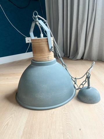 Industriële hanglamp beschikbaar voor biedingen