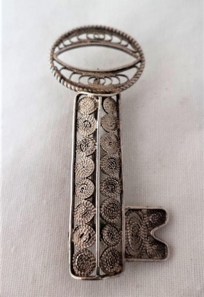 Sleutel, aparte filigrain zilveren broche (7861), Sieraden, Tassen en Uiterlijk, Broches, Zo goed als nieuw, Zilver, Zilver, Ophalen