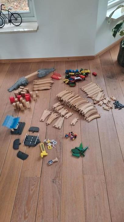Treinbaan hout met treintjes en accesoires, Kinderen en Baby's, Speelgoed | Houten speelgoed, Gebruikt, Ophalen