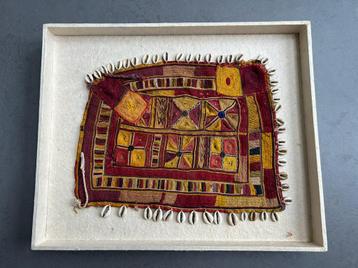 Kunst uit India/nepal - textiel ingelijst in papieren lijst