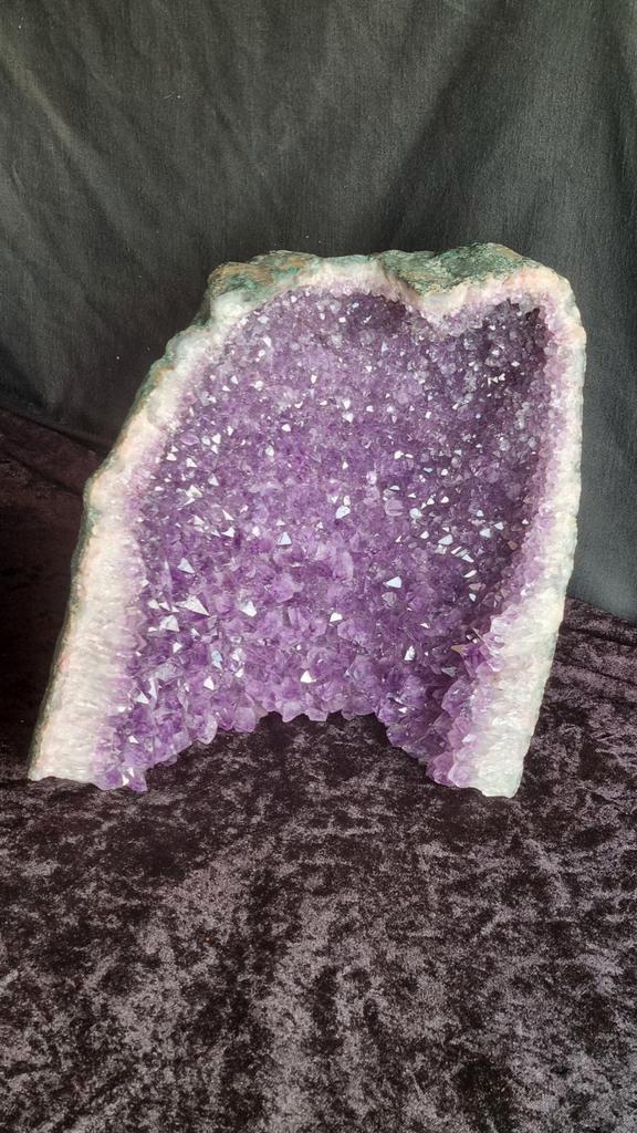 Prachtige Amethist Geode - 6.347 kg, Verzamelen, Mineralen en Fossielen, Mineraal, Ophalen of Verzenden