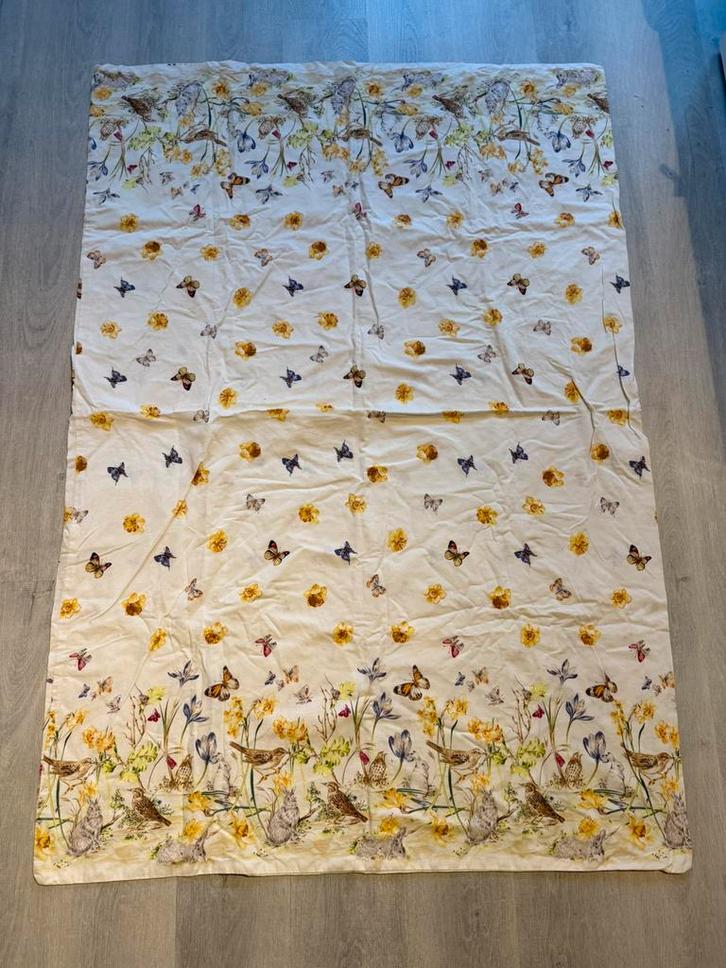 Vintage lap stof katoen vlinders vogels bloemen hazen, Hobby en Vrije tijd, Stoffen en Lappen, Gebruikt, Katoen, 120 cm of meer