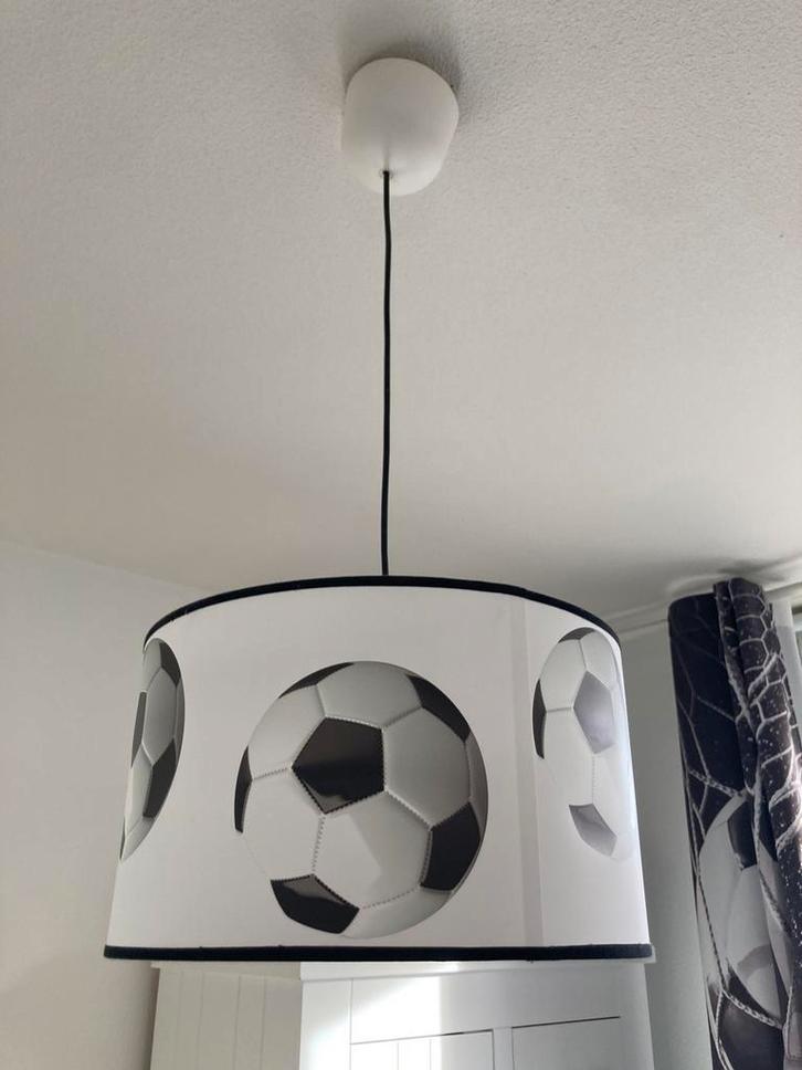 Lamp en gordijnen in voetbalstijl, Huis en Inrichting, Lampen | Plafondlampen, Zo goed als nieuw, Ophalen of Verzenden