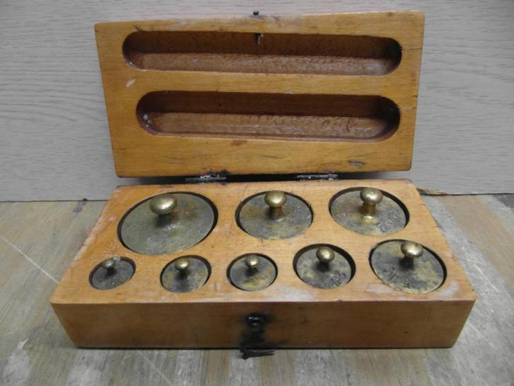 Oud houten doosje met 8 messing gewichtjes. 2switchonline, Antiek en Kunst, Antiek | Gereedschap en Instrumenten, Ophalen