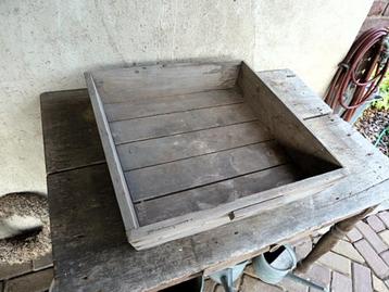 Grote houten bak beschikbaar voor biedingen