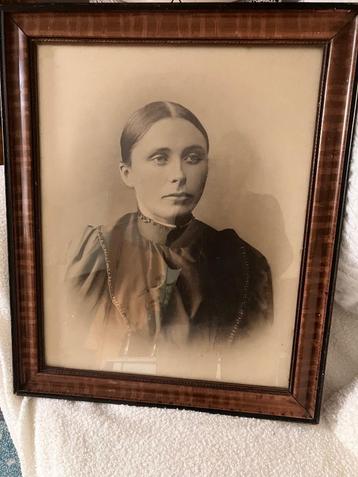 Antiek fotolijst met foto  beschikbaar voor biedingen