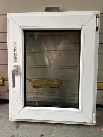 Kunststof kantel-kiepraam dubbel glas 86x54 beschikbaar voor biedingen