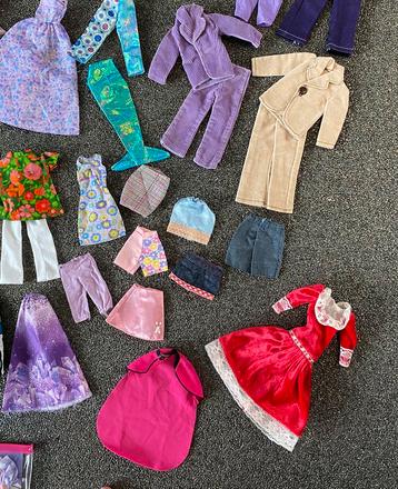 Barbie-Ken-Sindy-Fleur verzameling vintage kleertjes beschikbaar voor biedingen