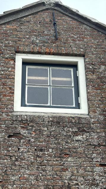Klein hardhouten raamkozijn (oud) beschikbaar voor biedingen