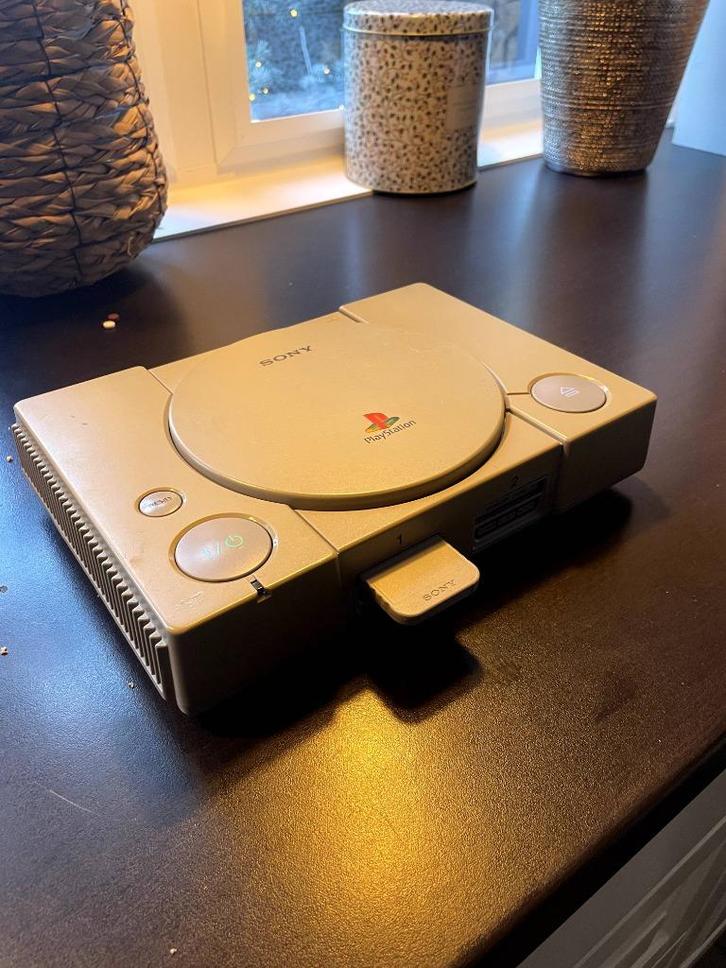 Playstation 1 - Inclusief GTA 2, FIFA 99, FIFA 2001, Spelcomputers en Games, Spelcomputers | Sony PlayStation 1, Gebruikt, Zonder controller