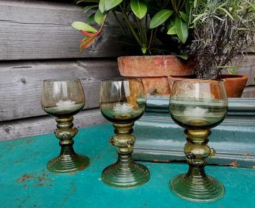 Antieke Jugendstil glaswerk in mooi olijfgroen set Miekje's beschikbaar voor biedingen