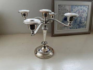 Een klassieke kandelaar voor vijf kaarsen. beschikbaar voor biedingen