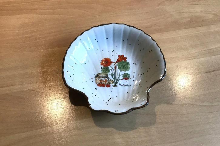 Vintage schelpschaaltje Nasturtium, Huis en Inrichting, Keuken | Keukenbenodigdheden, Gebruikt, Ophalen of Verzenden