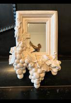 Kleine spiegel met massieve lijst en duiven trossen en blad., Huis en Inrichting, Woonaccessoires | Spiegels, Ophalen of Verzenden