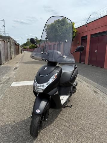 Peugeot Kisbee Black Edition met donker windscherm beschikbaar voor biedingen