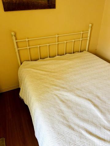Te koop bed met matras 140cm bij 200 cm in zeer goede staat 